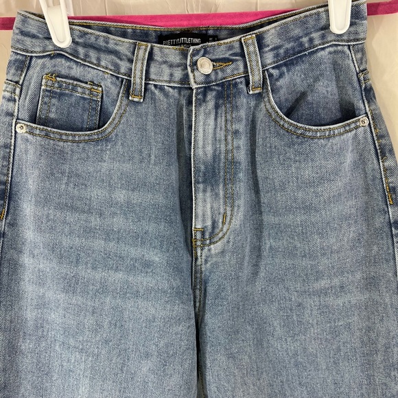 NEW WITH TAGS! Pretty Little Thing Light Blue Wash Long Leg Split Hem Jeans - Picture 3 of 16